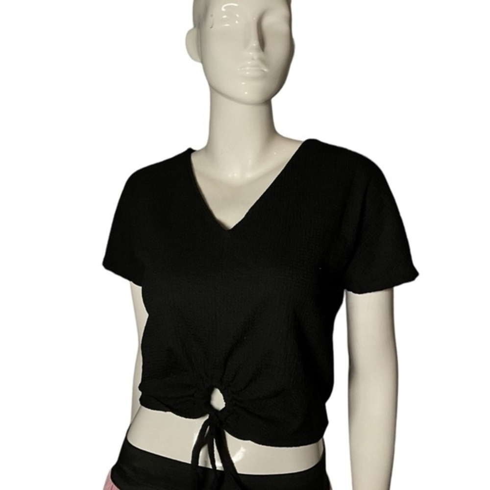 Zara crop top medium black textured front keyhole‎